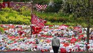 Memorial de homenagem a Diogo Jota em Anfield, com Jordan Henderson em lágrimas
