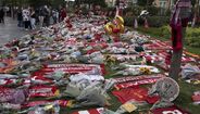 Memorial a Diogo Jota em Anfield com tributos de fãs do Liverpool