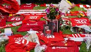 Homenagem a Diogo Jota com camisolas e flores em Anfield