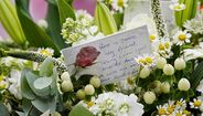 Homenagem a amigo e irmão de Henderson com flores e mensagem