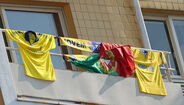 Camisolas do Gondomar e bandeira de Portugal penduradas numa varanda