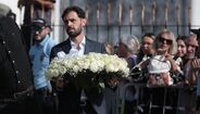 Bernardo Silva carrega coroa de flores brancas
