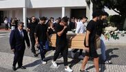 Jogadores do Penafiel transportam caixão de André Silva