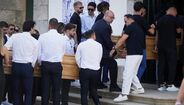 Caixões de Diogo Jota e André Silva a serem carregados para dentro da Igreja Matriz de Gondomar