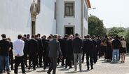 Pessoas fazem o percurso para o cemitério