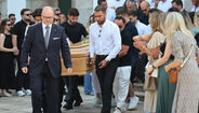 Amigos e familiares transportam urnas de Diogo Jota e André Silva durante o funeral dos jogadores