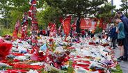 Adeptos ingleses prestam homenagem a Diogo Jota em Anfield