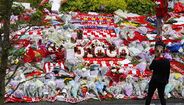 Adeptos do Liverpool homenageiam Diogo Jota com flores e cachecóis em Anfield