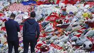 Adeptos ingleses mostram tributo a Diogo Jota em Anfield com cachecóis e flores