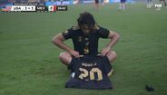 Raúl Jiménez homenageia Diogo Jota durante a final da Gold Cup