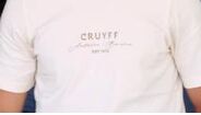 T-shirt do central com a marca Cruyff