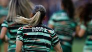 Jogadoras da Seleção durante o aquecimento com o nome de Diogo Jota nas costas
