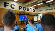 Francesco Farioli, treinador do FC Porto, fala com os jogadores