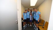 Jogadores do FC Porto com jovem adepto