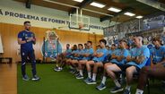 Francesco Farioli, treinador do FC Porto, fala com os jogadores