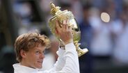 Jannik Sinner exibe o troféu de Wimbledon, um torneio de ténis prestigiado
