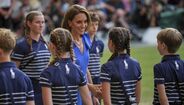 Kate Middleton encontra-se com jovens no torneio de Wimbledon.
