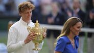 Sinner exibe troféu de Wimbledon junto a Kate Middleton