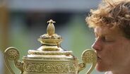 Jannik Sinner beija o troféu após vencer Carlos Alcaraz em Wimbledon