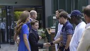 Príncipe George conhece jogadores em Wimbledon, com William e Kate