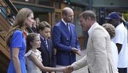 Princesa Charlotte conhece o árbitro Bjorn Borg em Wimbledon