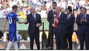 Trump entrega troféu a Cole Palmer, após vitória do Chelsea na final do Mundial de Clubes