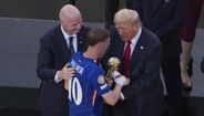Trump entrega troféu de melhor jogador do Mundial de Clubes a Cole Palmer, jogador do Chelsea