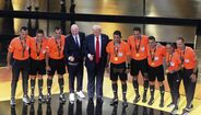 Trump posa com Infantino, presidente da FIFA, e equipa de arbitragem da final do Mundial de Clubes