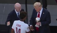 Trump entrega troféu de melhor jogador jovem do Mundial de Clubes a Doué, do PSG