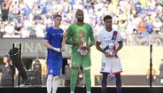 Cole Palmer, Sánchez e Doué exibem troféus no Mundial de Clubes