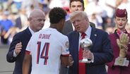 Trump entrega troféu a Doué