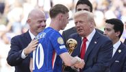 Trump entrega troféu a Cole Palmer