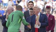 Trump entrega troféu a Sánchez