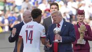 Trump entrega troféu a Doué