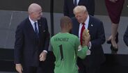 Trump entrega troféu a Sánchez