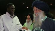 Fauja Singh, maratonista indiano, ao lado de Paul Pergat em 2006