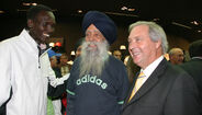 Fauja Singh, maratonista indiano, ao lado de Paul Pergat e Carlos Moia em 2006