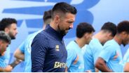 Francesco Farioli com os treinadores a correrem no relvado