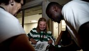 De Rui Borges a Paulinho: Dolores Aveiro com sorriso 'de orelha a orelha' junto à comitiva do Sporting