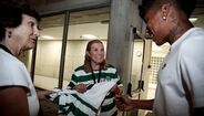 De Rui Borges a Paulinho: Dolores Aveiro com sorriso 'de orelha a orelha' junto à comitiva do Sporting
