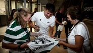 De Rui Borges a Paulinho: Dolores Aveiro com sorriso 'de orelha a orelha' junto à comitiva do Sporting