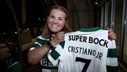 De Rui Borges a Paulinho: Dolores Aveiro com sorriso 'de orelha a orelha' junto à comitiva do Sporting