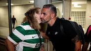 De Rui Borges a Paulinho: Dolores Aveiro com sorriso 'de orelha a orelha' junto à comitiva do Sporting