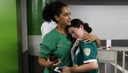Dezenas benfiquistas e uma adepta do Palmeiras... a chorar: as imagens chegada de Richard Ríos a Lisboa