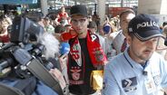 Dezenas benfiquistas e uma adepta do Palmeiras... a chorar: as imagens chegada de Richard Ríos a Lisboa