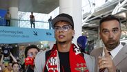 Dezenas benfiquistas e uma adepta do Palmeiras... a chorar: as imagens chegada de Richard Ríos a Lisboa