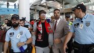 Dezenas benfiquistas e uma adepta do Palmeiras... a chorar: as imagens chegada de Richard Ríos a Lisboa