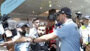Dezenas benfiquistas e uma adepta do Palmeiras... a chorar: as imagens chegada de Richard Ríos a Lisboa