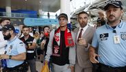 Dezenas benfiquistas e uma adepta do Palmeiras... a chorar: as imagens chegada de Richard Ríos a Lisboa