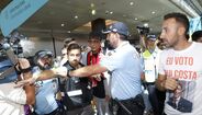 Dezenas benfiquistas e uma adepta do Palmeiras... a chorar: as imagens chegada de Richard Ríos a Lisboa